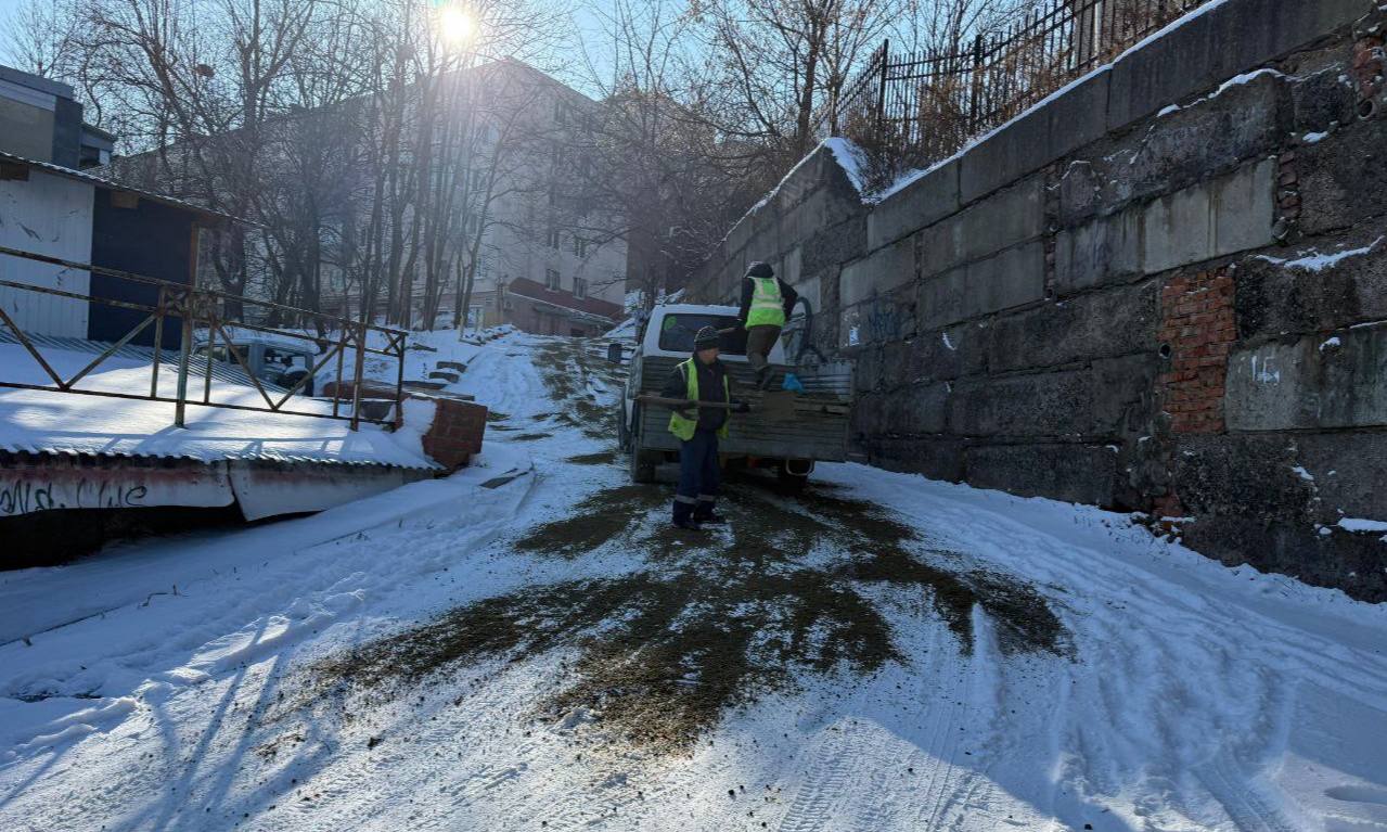 Дорожники продолжают работу по ликвидации последствий прошедших осадков Дорожники продолжают работу по ликвидации последствий прошедших осадков