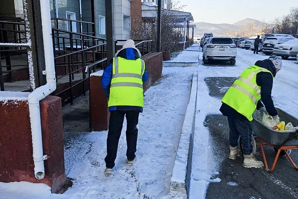 В Находке ведётся расчистка дорог после первого снега В Находке ведётся расчистка дорог после первого снега