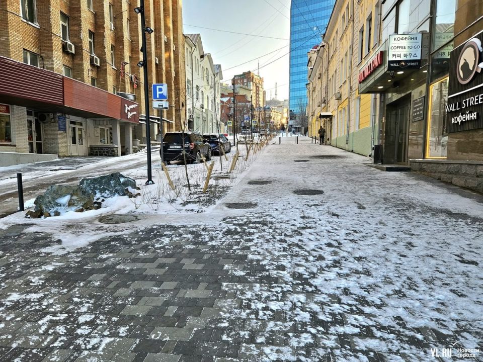 Улицу Мордовцева открыли после реконструкции, но пока не почистили Улицу Мордовцева открыли после реконструкции, но пока не почистили