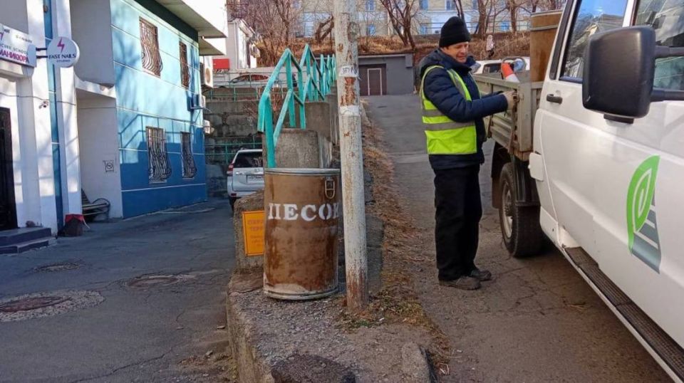 Более 90 бочек с песком расставлено во всех районах Владивостока для устранения скользкости Более 90 бочек с песком расставлено во всех районах Владивостока для устранения скользкости
