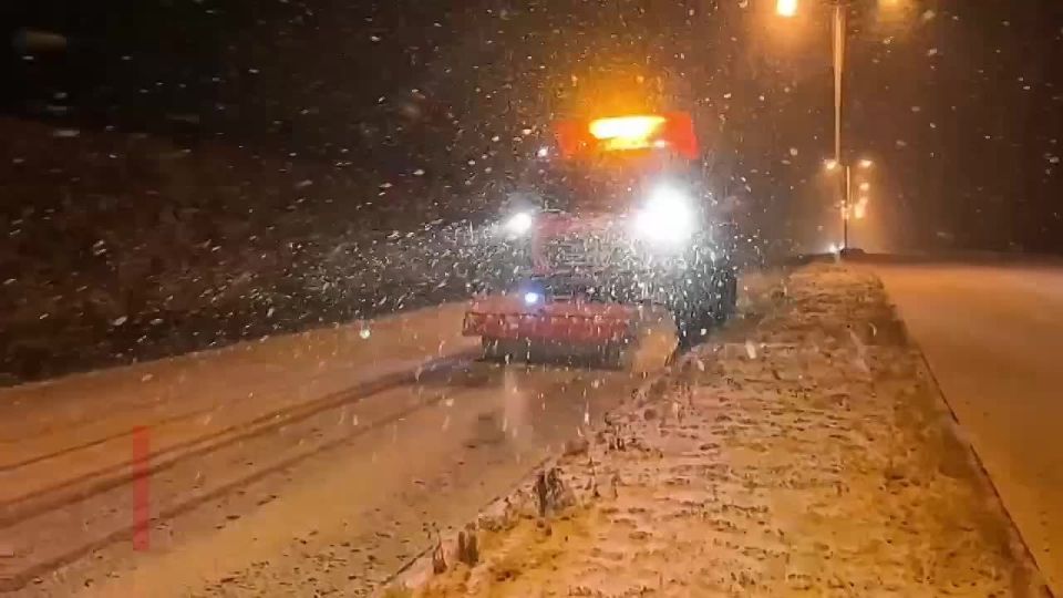 Городская служба в круглосуточном режиме расчищает дороги Владивостока