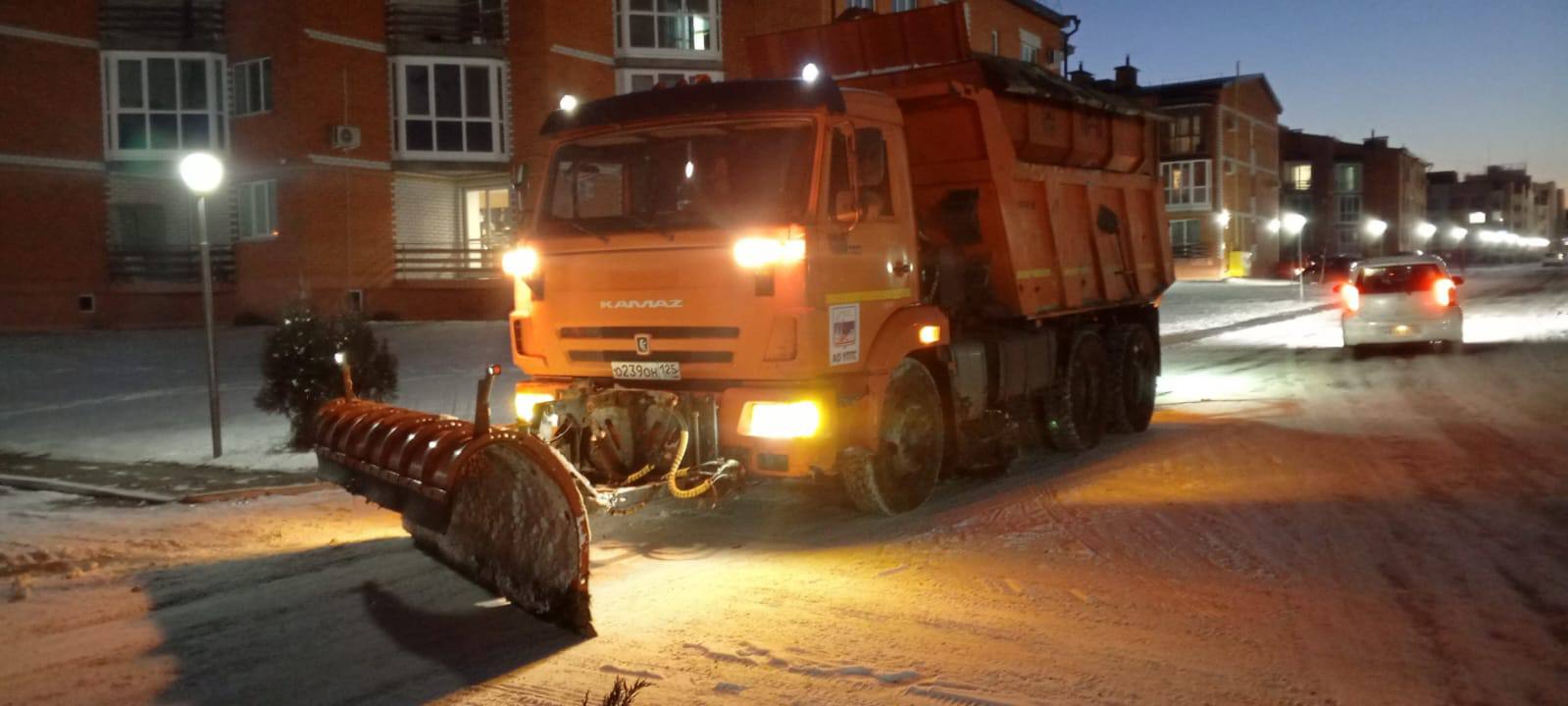 Последствия осадков продолжают устранять в Уссурийске Подрядные организации выполняют обработку песко-соляной смесью и механическую очистку проезжей части. На линии задействованы комбинированные дорожно-уборочные машины... Последствия осадков продолжают устранять в Уссурийске Подрядные организации выполняют обработку песко-соляной смесью и механическую очистку проезжей части. На линии задействованы комбинированные дорожно-уборочные машины...