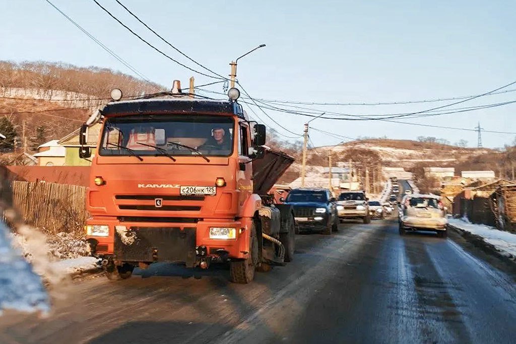 В Находке ведётся расчистка дорог после первого снега