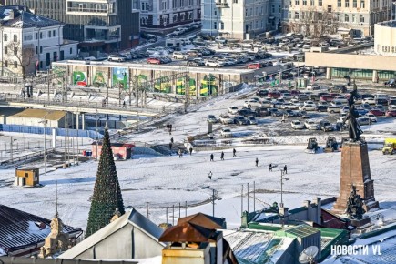 В центре Владивостока уже начался монтаж новогоднего городка – с маленьким катком и без горки