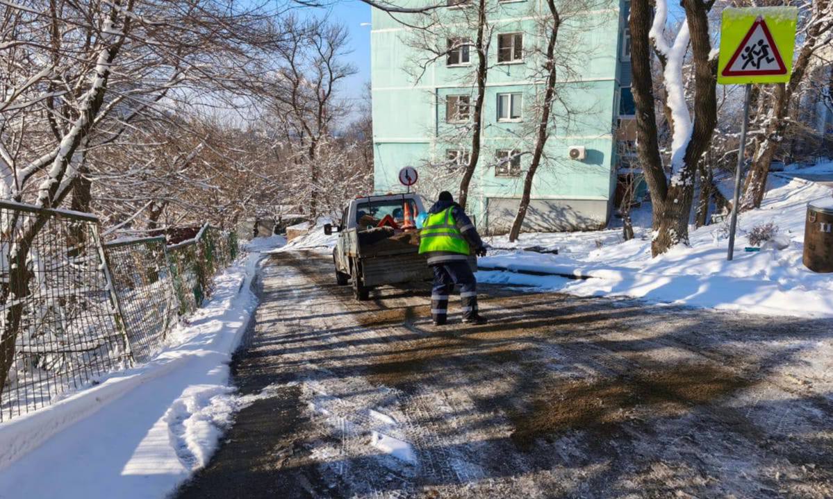 Дорожники продолжают работу по ликвидации последствий прошедших осадков Дорожники продолжают работу по ликвидации последствий прошедших осадков