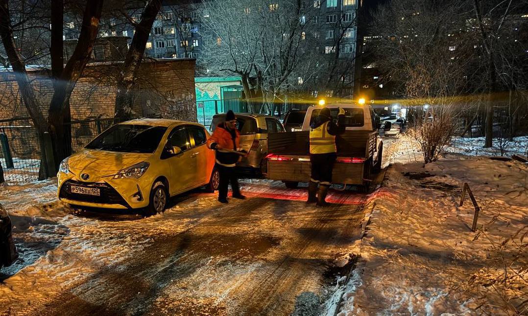 Специалисты предприятия «Содержание городских территорий» вручную и с помощью спецтехники убирают последствия непогоды с улиц Владивостока Специалисты предприятия «Содержание городских территорий» вручную и с помощью спецтехники убирают последствия непогоды с улиц Владивостока