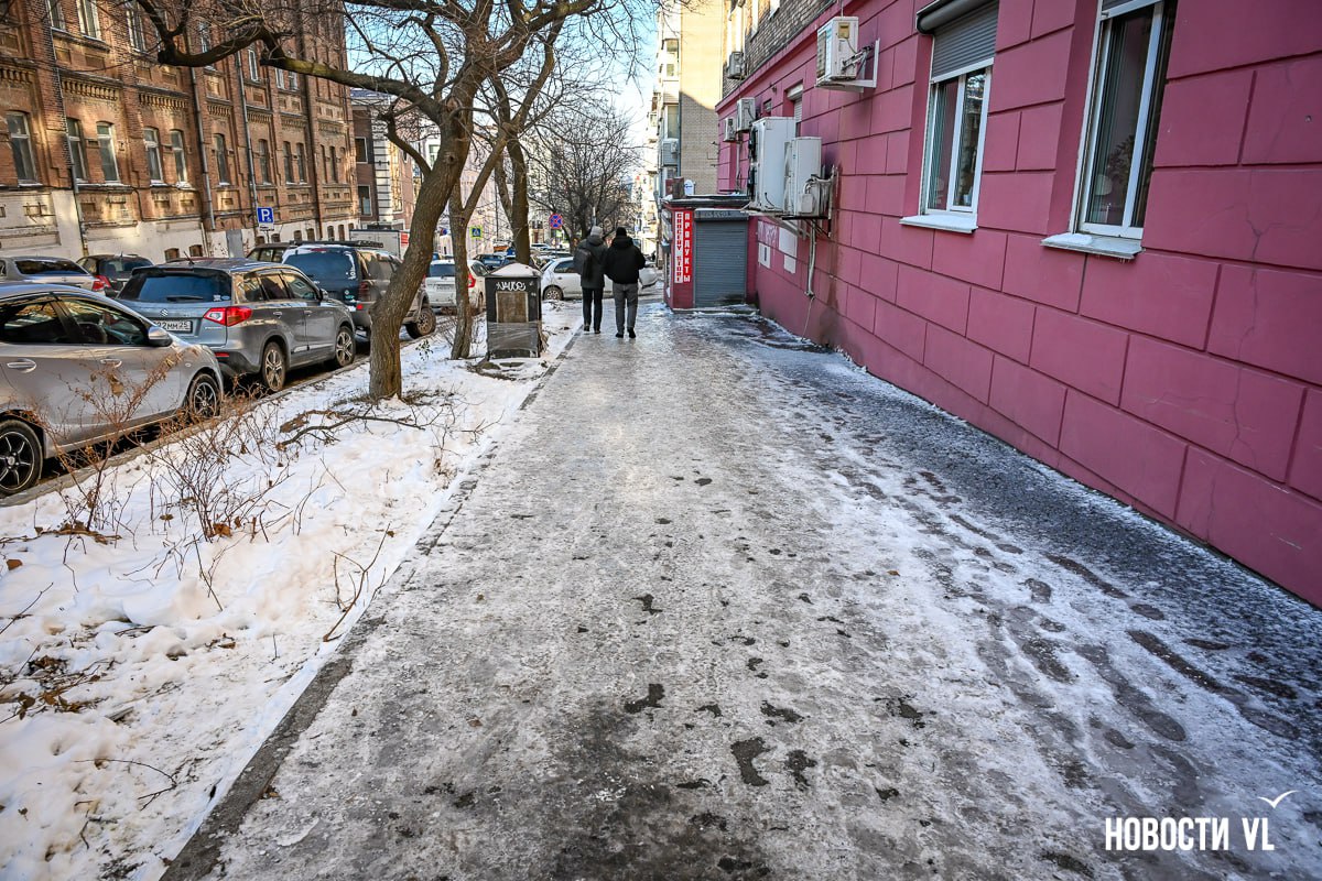 После прошедшего снега тротуары Владивостока превратились в катки и полосы препятствий После прошедшего снега тротуары Владивостока превратились в катки и полосы препятствий