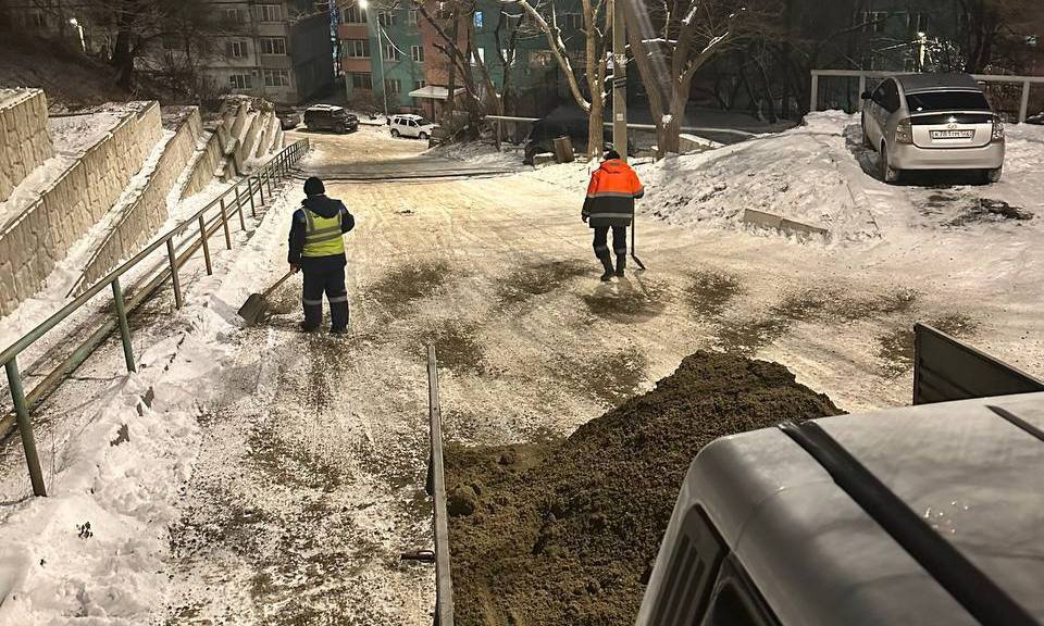 Специалисты предприятия «Содержание городских территорий» вручную и с помощью спецтехники убирают последствия непогоды с улиц Владивостока Специалисты предприятия «Содержание городских территорий» вручную и с помощью спецтехники убирают последствия непогоды с улиц Владивостока