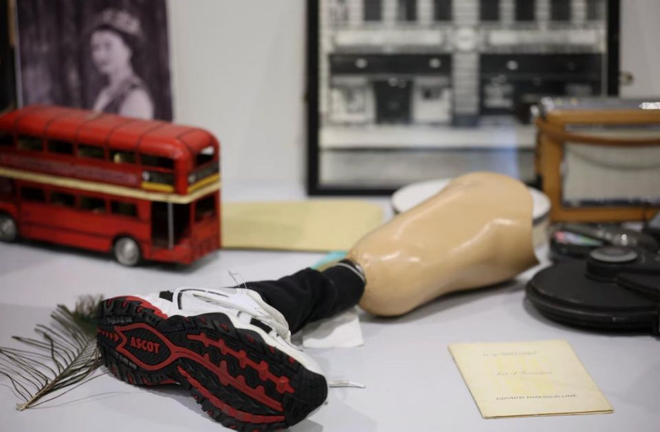 Вареные лягушки, протез и урна с прахом: Транспортная компания Лондона показала свое бюро находок Вареные лягушки, протез и урна с прахом: Транспортная компания Лондона показала свое бюро находок