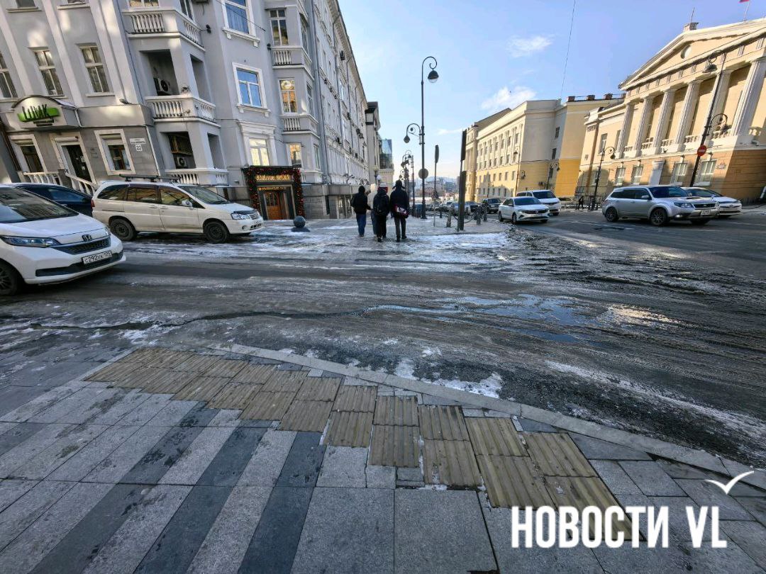 Возле дома на Адмирала Фокина, 25 течёт канализационный люк Возле дома на Адмирала Фокина, 25 течёт канализационный люк