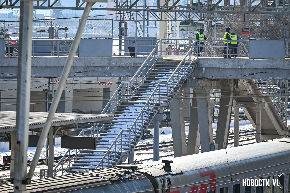 После прошедшего снега тротуары Владивостока превратились в катки и полосы препятствий После прошедшего снега тротуары Владивостока превратились в катки и полосы препятствий