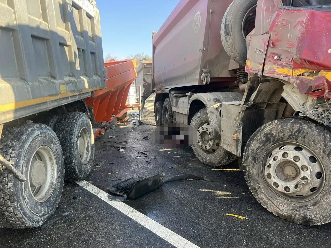 В Приморье выпавшего из кабины водителя самосвала насмерть задавил другой самосвал В Приморье выпавшего из кабины водителя самосвала насмерть задавил другой самосвал