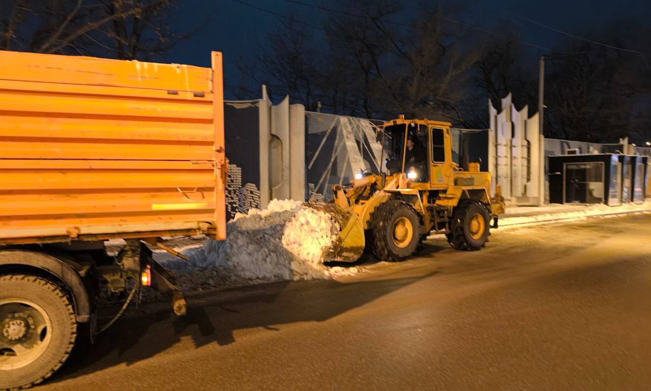 Специалисты предприятия «Содержание городских территорий» вручную и с помощью спецтехники убирают последствия непогоды с улиц Владивостока Специалисты предприятия «Содержание городских территорий» вручную и с помощью спецтехники убирают последствия непогоды с улиц Владивостока