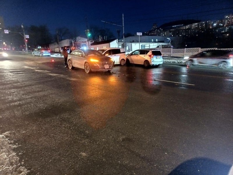 Женщина и годовалый ребёнок пострадали в аварии с участием трёх машин во Владивостоке