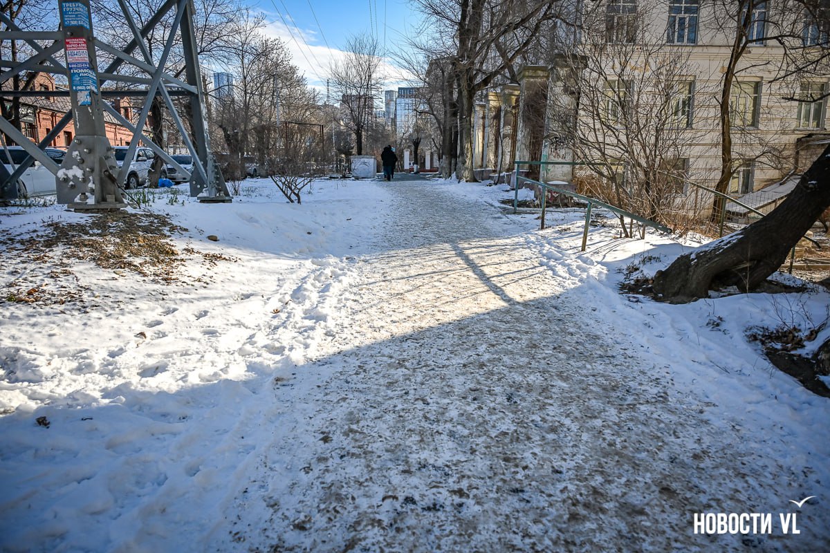После прошедшего снега тротуары Владивостока превратились в катки и полосы препятствий После прошедшего снега тротуары Владивостока превратились в катки и полосы препятствий