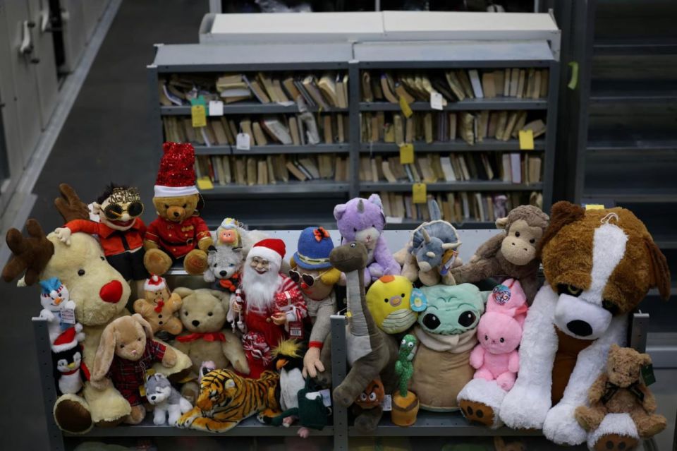 Вареные лягушки, протез и урна с прахом: Транспортная компания Лондона показала свое бюро находок