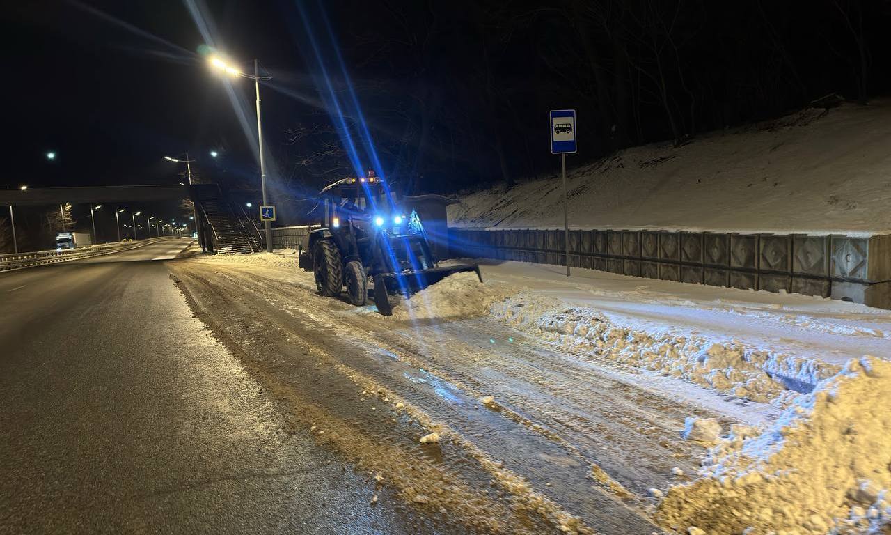 Специалисты предприятия «Содержание городских территорий» вручную и с помощью спецтехники убирают последствия непогоды с улиц Владивостока Специалисты предприятия «Содержание городских территорий» вручную и с помощью спецтехники убирают последствия непогоды с улиц Владивостока