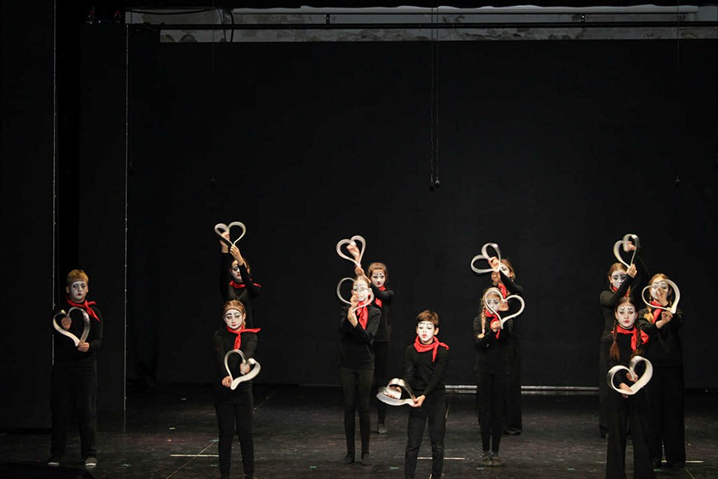 Творческие коллективы Врангеля подарили мамам праздник любви и благодарности Творческие коллективы Врангеля подарили мамам праздник любви и благодарности