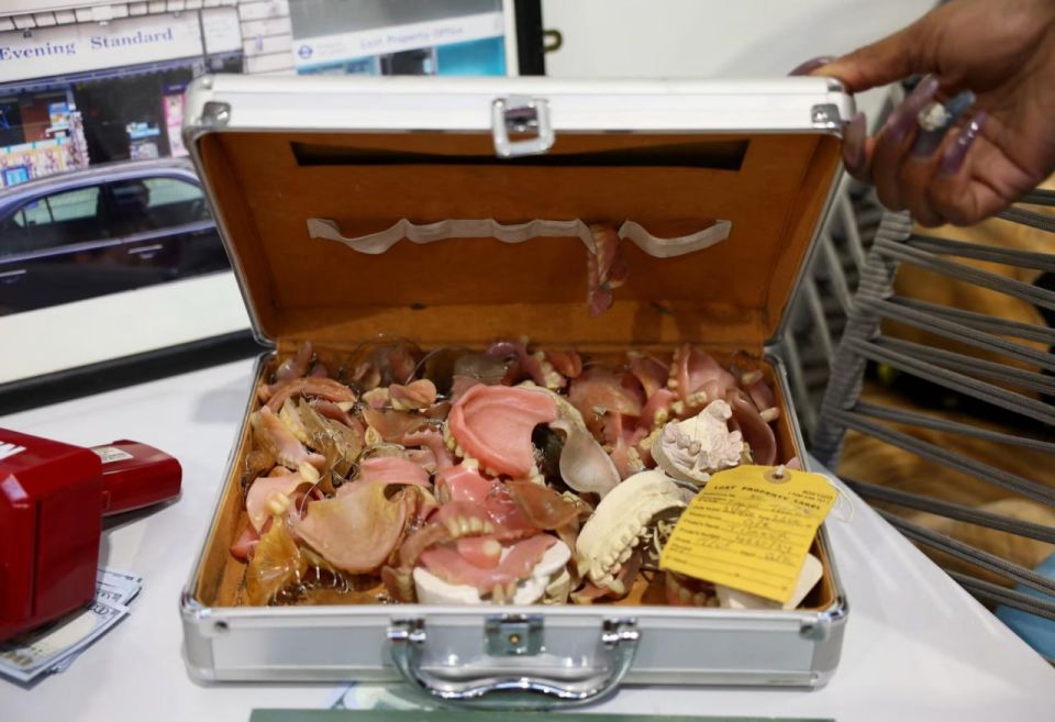 Вареные лягушки, протез и урна с прахом: Транспортная компания Лондона показала свое бюро находок Вареные лягушки, протез и урна с прахом: Транспортная компания Лондона показала свое бюро находок