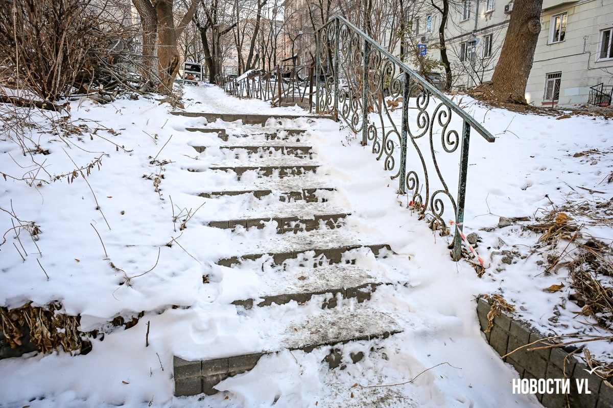 После прошедшего снега тротуары Владивостока превратились в катки и полосы препятствий После прошедшего снега тротуары Владивостока превратились в катки и полосы препятствий
