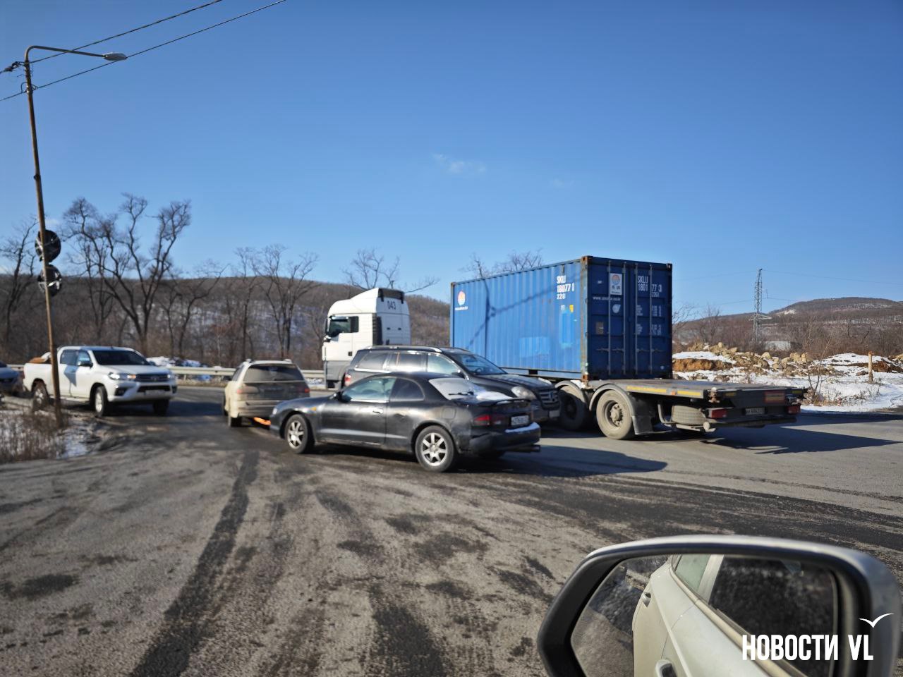 На выезде с Дальхимпрома на объездную собралась пробка из-за ДТП