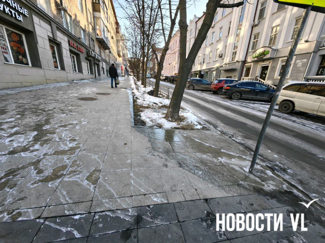 Возле дома на Адмирала Фокина, 25 течёт канализационный люк Возле дома на Адмирала Фокина, 25 течёт канализационный люк