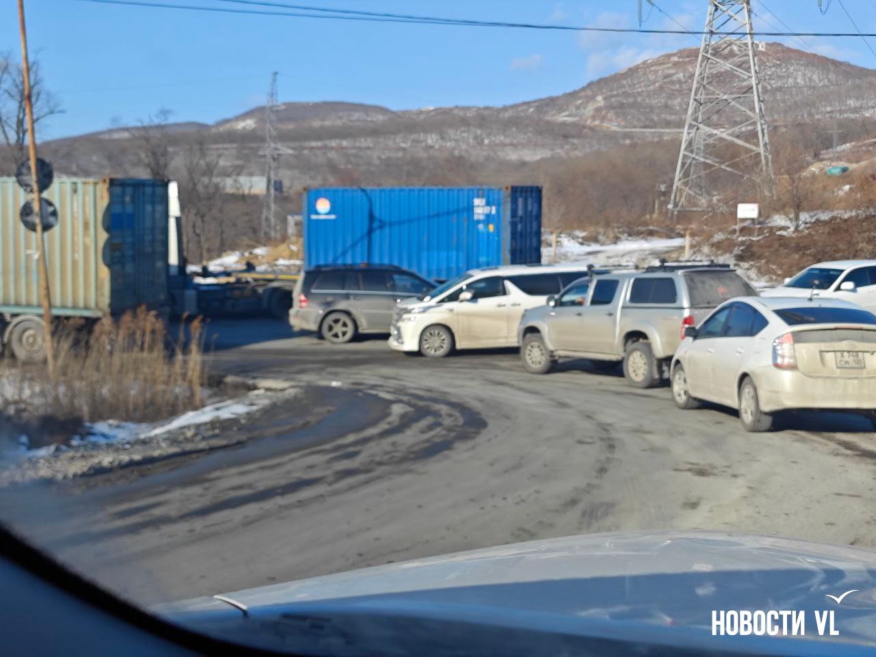 На выезде с Дальхимпрома на объездную собралась пробка из-за ДТП На выезде с Дальхимпрома на объездную собралась пробка из-за ДТП