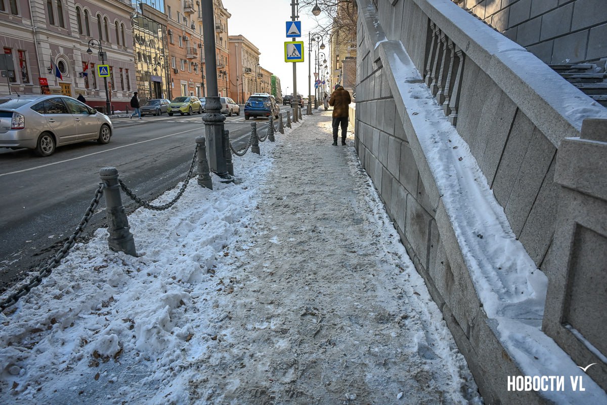 После прошедшего снега тротуары Владивостока превратились в катки и полосы препятствий