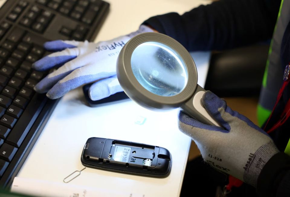 Вареные лягушки, протез и урна с прахом: Транспортная компания Лондона показала свое бюро находок Вареные лягушки, протез и урна с прахом: Транспортная компания Лондона показала свое бюро находок