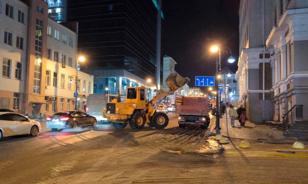 Специалисты предприятия «Содержание городских территорий» вручную и с помощью спецтехники убирают последствия непогоды с улиц Владивостока Специалисты предприятия «Содержание городских территорий» вручную и с помощью спецтехники убирают последствия непогоды с улиц Владивостока