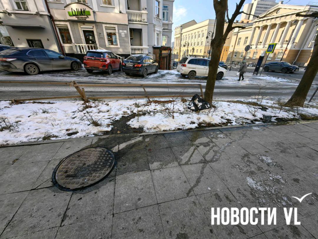 Возле дома на Адмирала Фокина, 25 течёт канализационный люк