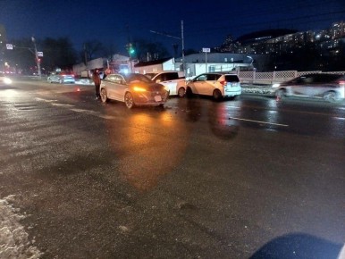Госавтоинспекция Владивостока устанавливает обстоятельства ДТП в Ленинском районе