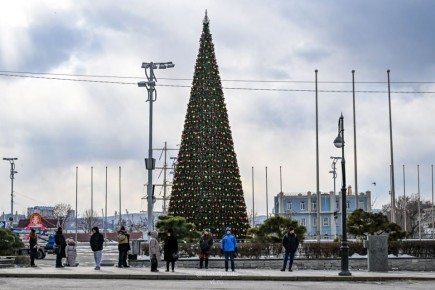 Тем временем на центральной площади Владивостока почти закончили монтаж елки