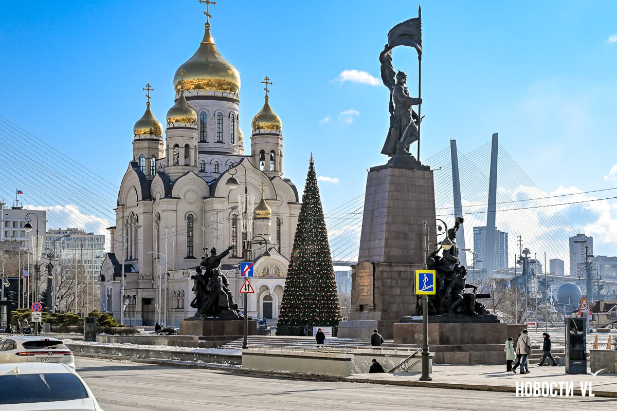 На центральной площади уже собрали новогоднюю ёлку