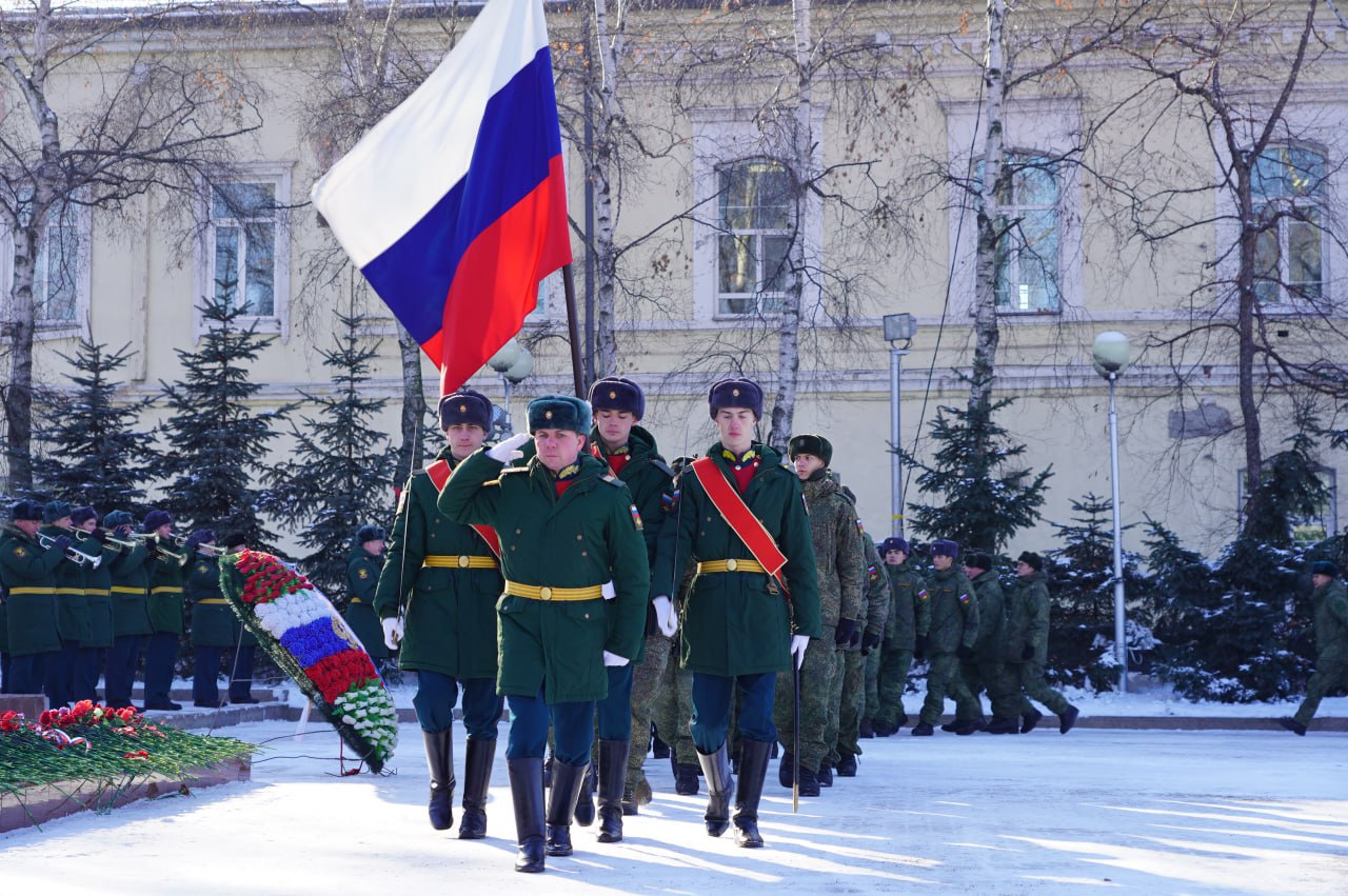 В Уссурийске почтили память Неизвестного Солдата В Уссурийске почтили память Неизвестного Солдата