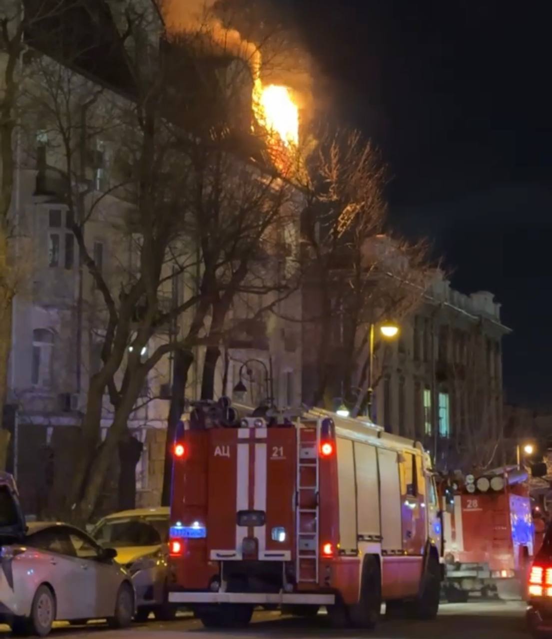 Во Владивостоке полиция работает на месте возгорания