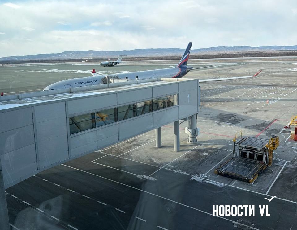 Пассажиры рейса «Аэрофлота» SU832, который больше двух часов назад должен был вылететь в Нячанг (Вьетнам), застряли в аэропорту Владивостока