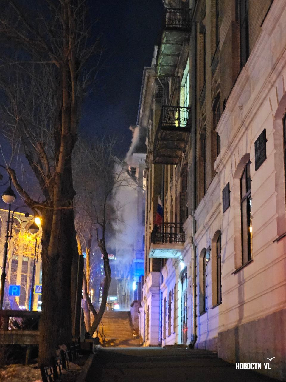 Во Владивостоке загорелся мансардный этаж жилого дома на Уборевича, 10а Во Владивостоке загорелся мансардный этаж жилого дома на Уборевича, 10а