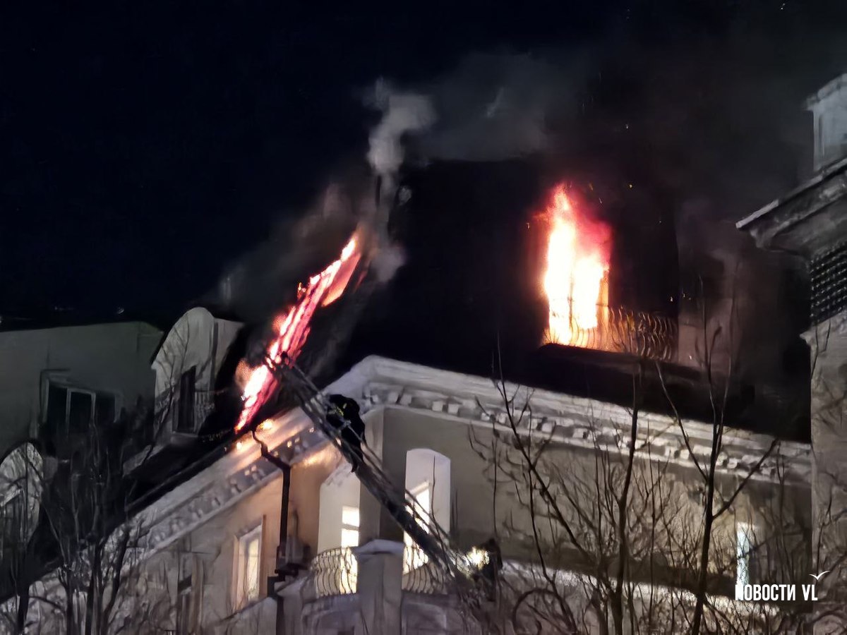 Пожарные продолжают бороться с огнём на верхнем этаже жилого дома на Уборевича Пожарные продолжают бороться с огнём на верхнем этаже жилого дома на Уборевича