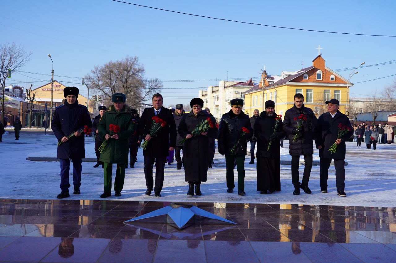 В Уссурийске почтили память Неизвестного Солдата В Уссурийске почтили память Неизвестного Солдата