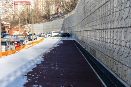 Во дворе дома № 13 на улице Черняховского завершилось строительство новой подпорной стены