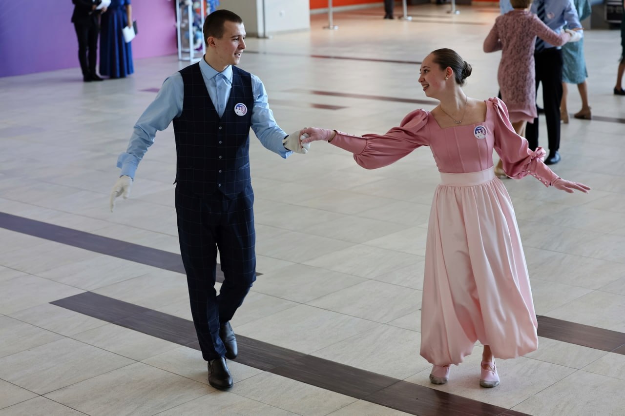 Во Владивостоке впервые провели инклюзивный губернаторский бал "Бриз души-2025" для маломобильных людей Во Владивостоке впервые провели инклюзивный губернаторский бал "Бриз души-2025" для маломобильных людей