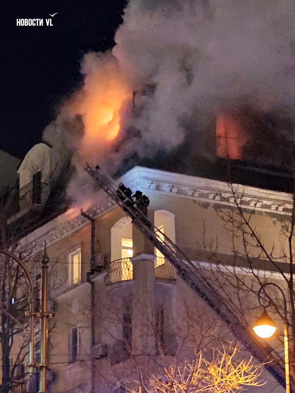 Во Владивостоке загорелся мансардный этаж жилого дома на Уборевича, 10а Во Владивостоке загорелся мансардный этаж жилого дома на Уборевича, 10а