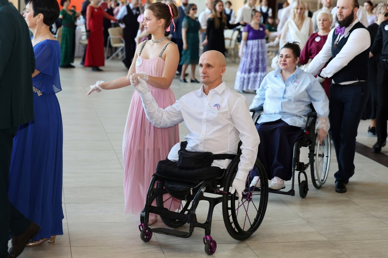 Во Владивостоке впервые провели инклюзивный губернаторский бал "Бриз души-2025" для маломобильных людей Во Владивостоке впервые провели инклюзивный губернаторский бал "Бриз души-2025" для маломобильных людей