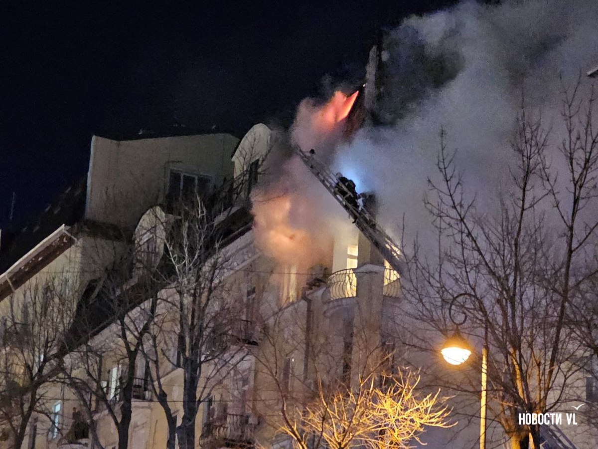 Пожарные продолжают бороться с огнём на верхнем этаже жилого дома на Уборевича Пожарные продолжают бороться с огнём на верхнем этаже жилого дома на Уборевича