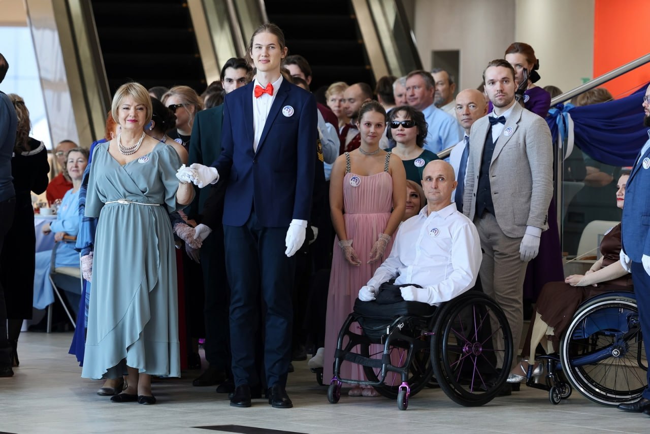 Во Владивостоке впервые провели инклюзивный губернаторский бал "Бриз души-2025" для маломобильных людей Во Владивостоке впервые провели инклюзивный губернаторский бал "Бриз души-2025" для маломобильных людей