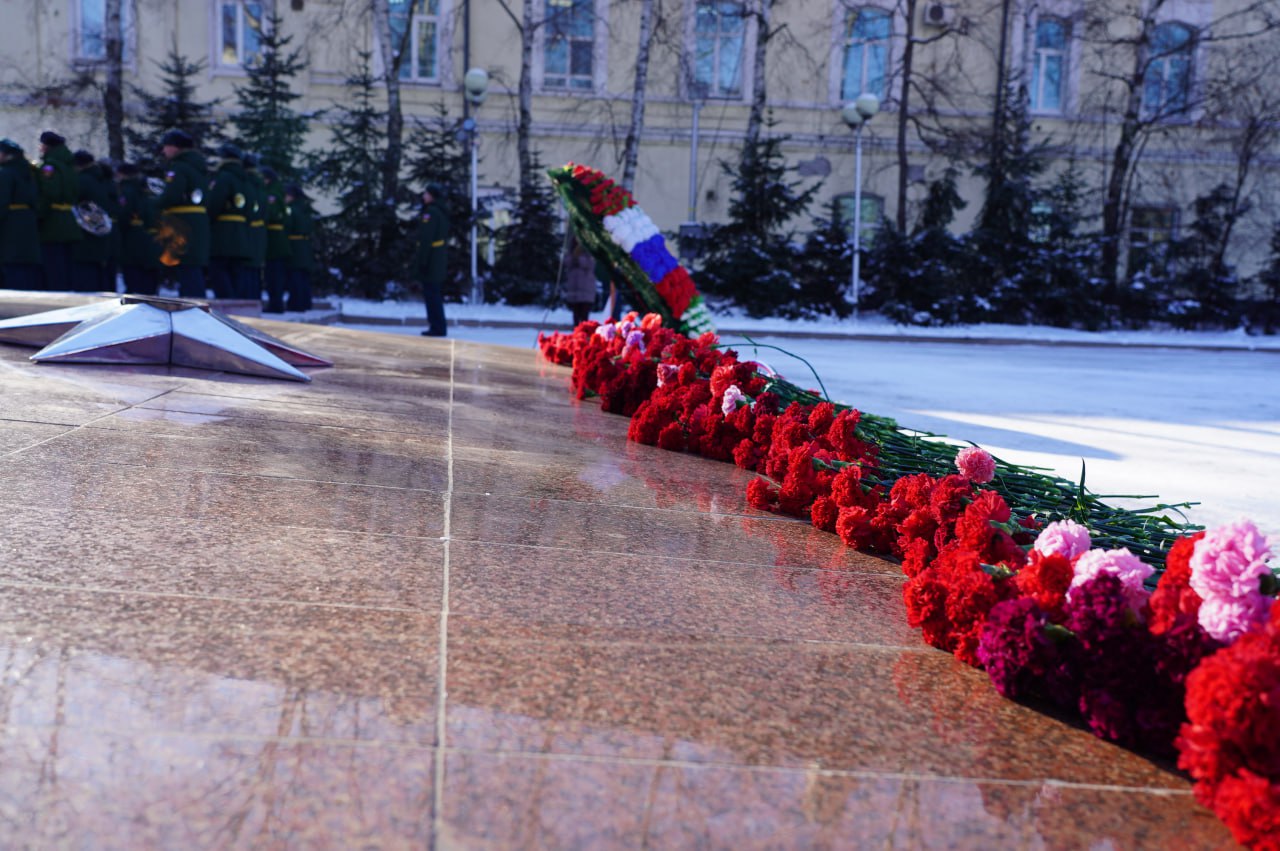 В Уссурийске почтили память Неизвестного Солдата В Уссурийске почтили память Неизвестного Солдата