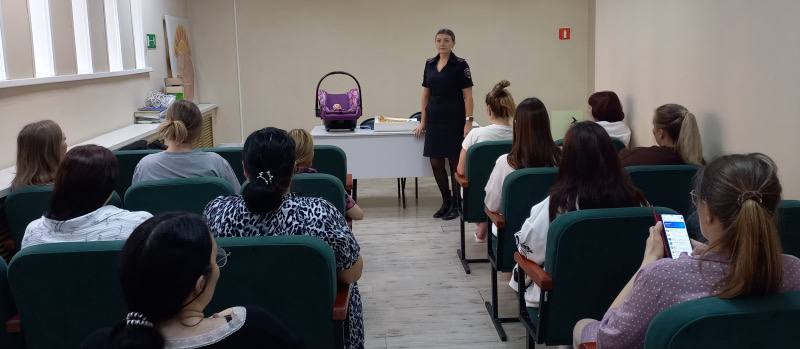 Сотрудники Госавтоинспекции Владивостока провели в родильном доме акцию «За безопасность с младенчества» Сотрудники Госавтоинспекции Владивостока провели в родильном доме акцию «За безопасность с младенчества»