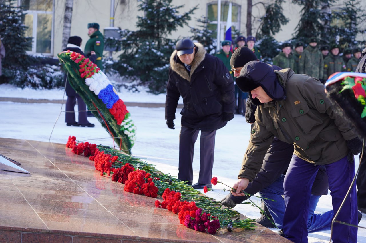 В Уссурийске почтили память Неизвестного Солдата В Уссурийске почтили память Неизвестного Солдата
