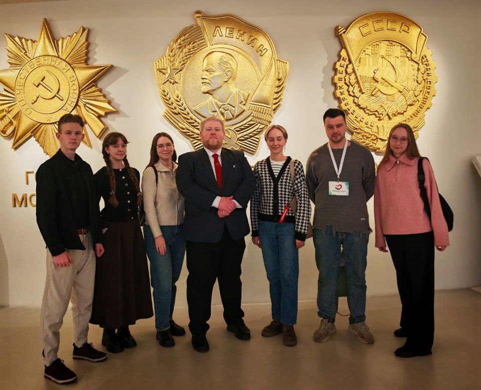 Память без границ. Делегация из Приморского края посетила Могилёвский областной форум волонтёров «Время выбрало нас», который стал не просто площадкой для обмена практиками, но и для живого диалога между поколениями и... Память без границ. Делегация из Приморского края посетила Могилёвский областной форум волонтёров «Время выбрало нас», который стал не просто площадкой для обмена практиками, но и для живого диалога между поколениями и...